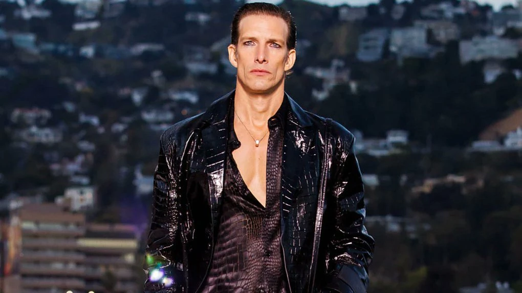 Iván de Pineda desfiló para Versace tras casi 30 años después