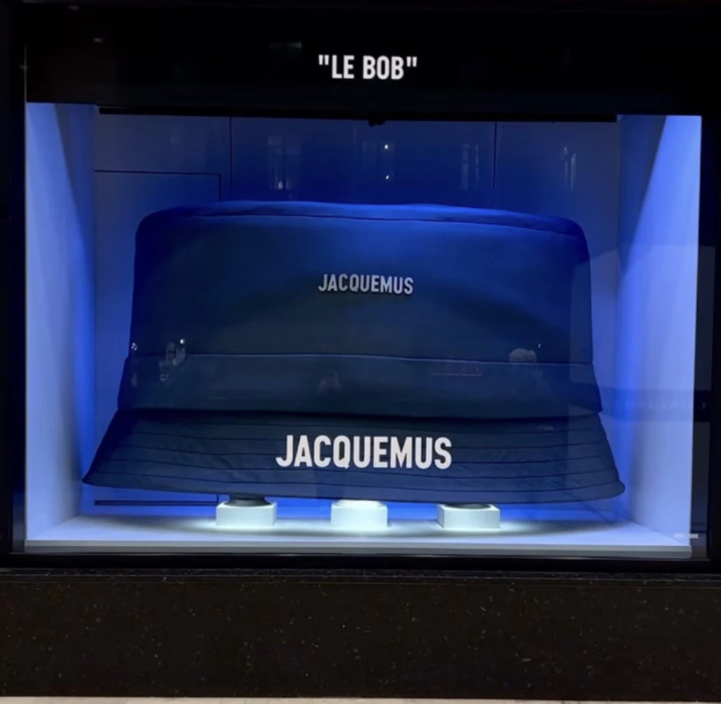 Una de las vidrieras de Jacquemus en París. Foto: Instagram.
