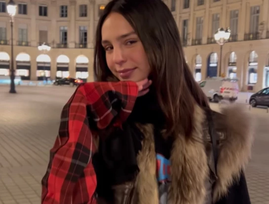 Juanita Tinelli usó la prenda más trendy del otoño/invierno 23 en Paris