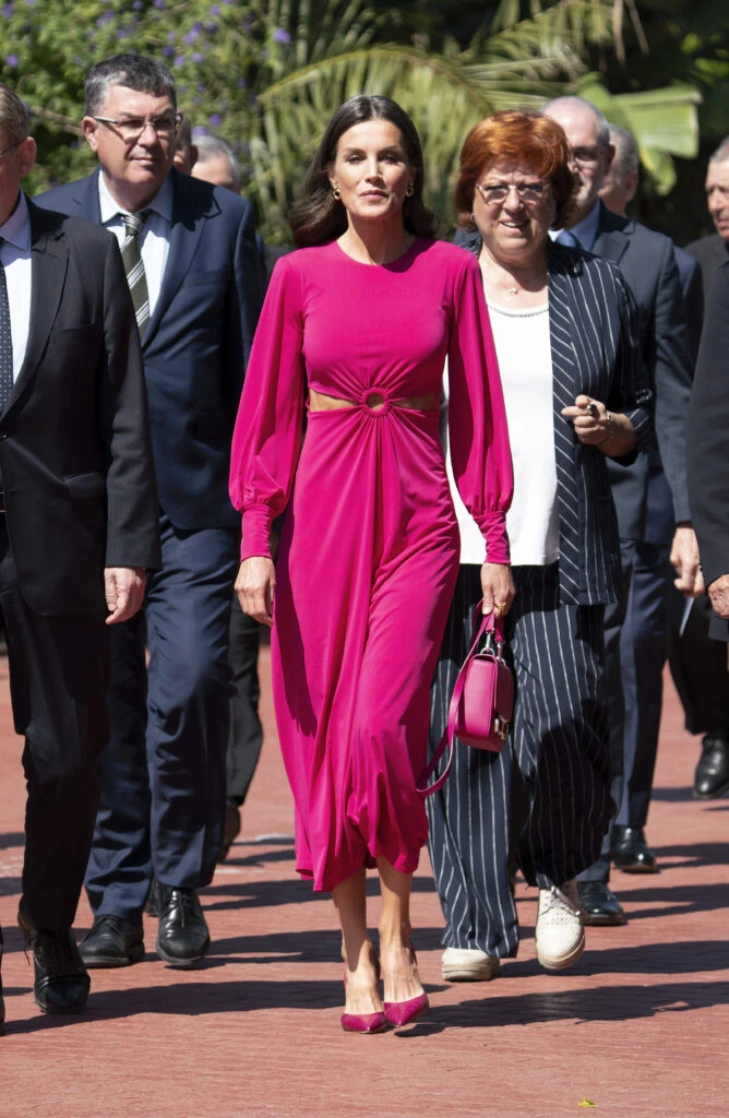 Letizia con look fucsia