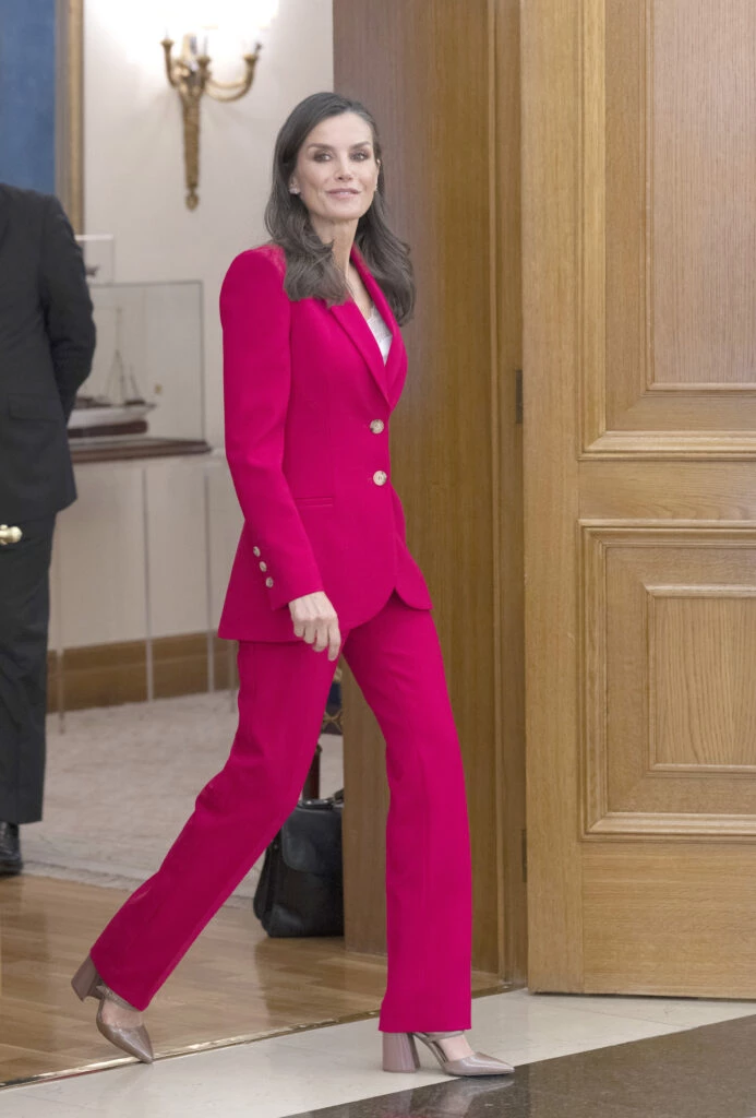Letizia con look fucsia