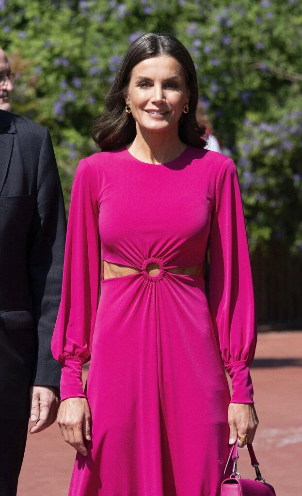Letizia con look fucsia