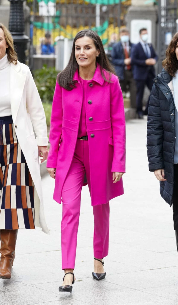 Letizia con look fucsia