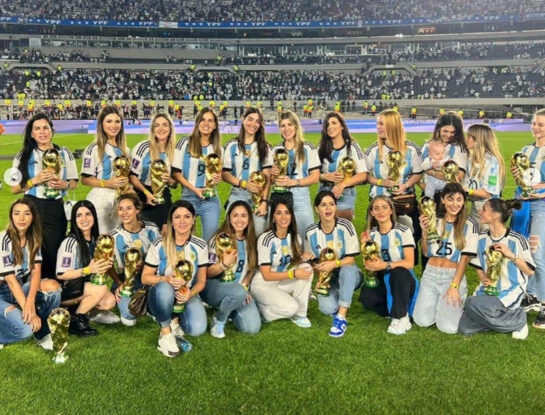 Jeans o short: desde Antonela Roccuzzo a Tini Stoessel, los looks de las mujeres de los jugadores en la Fiesta de los Campeones