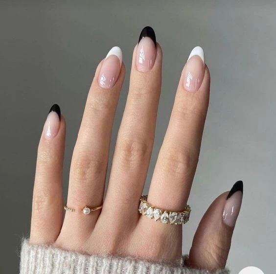 Manicura francesa en blanco y negro