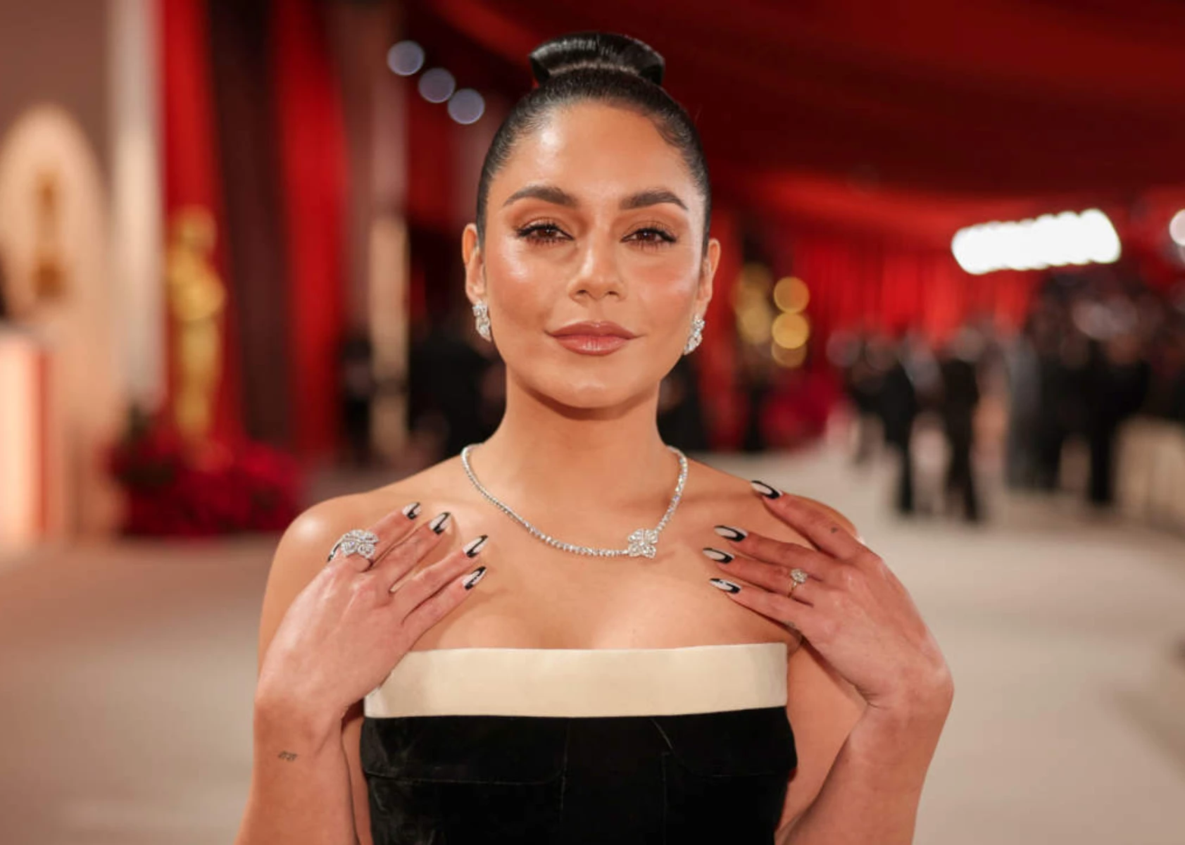 Manicura yin yang, la tendencia en blanco y negro que elige Vanessa Hudgens