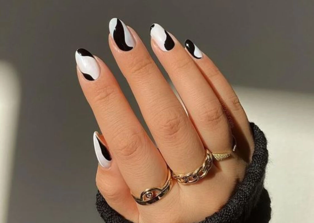 Manicura yin yang, una tendencia en blanco y negro que combina con todo