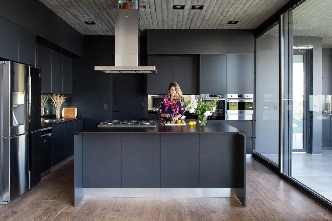 Mery del Cerro dejó ver su cocina total black