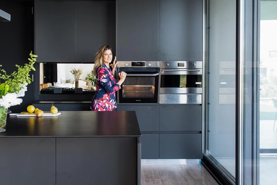 Así es la cocina total black de Mery del Cerro