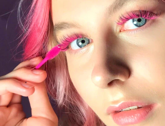 Las pestañas se llevan de colores:¿te animás a esta nueva tendencia beauty?