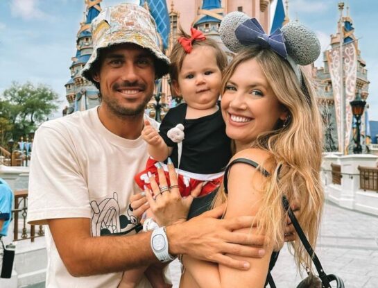 Las fotos de Stephanie Demner, Guido Pella y su hija Ari en Disneylandia