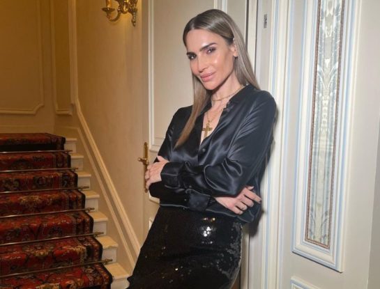 Así es el shinny look elegido por María Vázquez en París