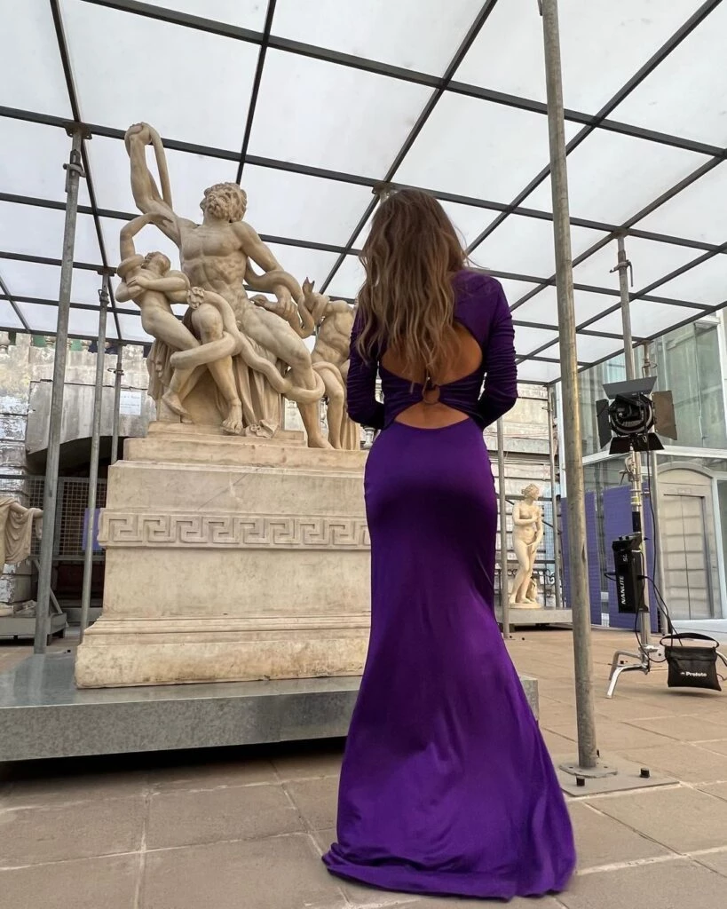 Pampita impactó con su vestido violeta