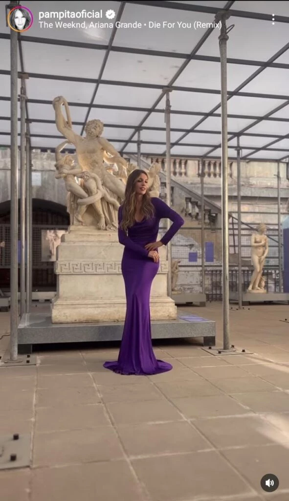 Pampita mostró su look violeta