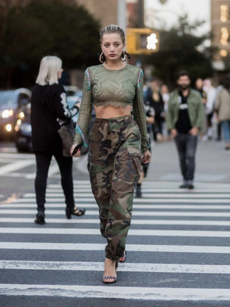 Los pantalones camuflados también se llevan con sandalias. Foto: Pinterest.