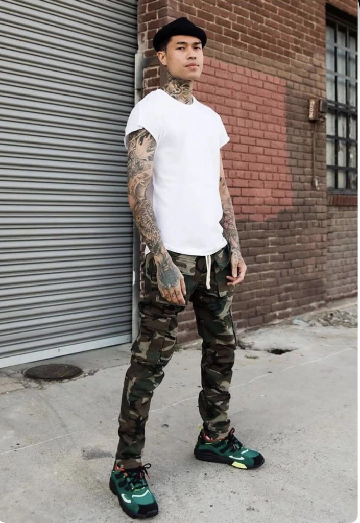 El pantalón camuflado también viene para hombres. Foto: Pinterest.