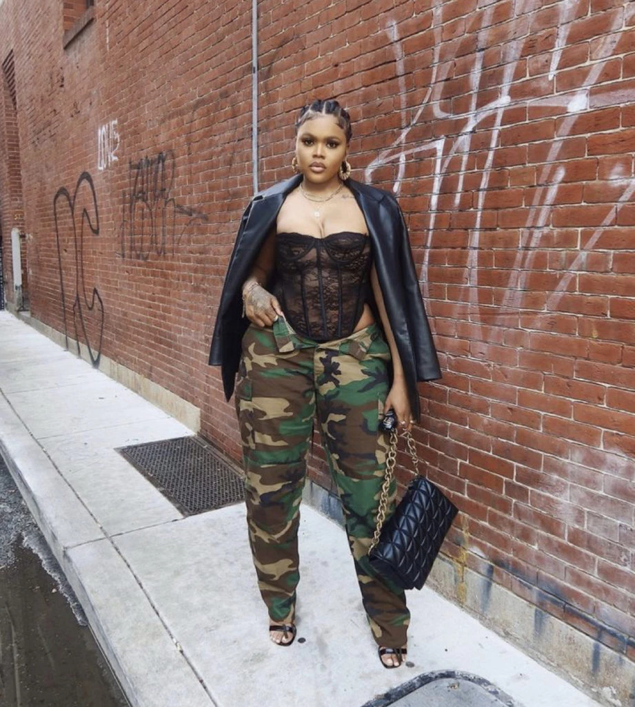 Pantalón camuflado con encaje le da un toque sensual. Foto: Pinterest.