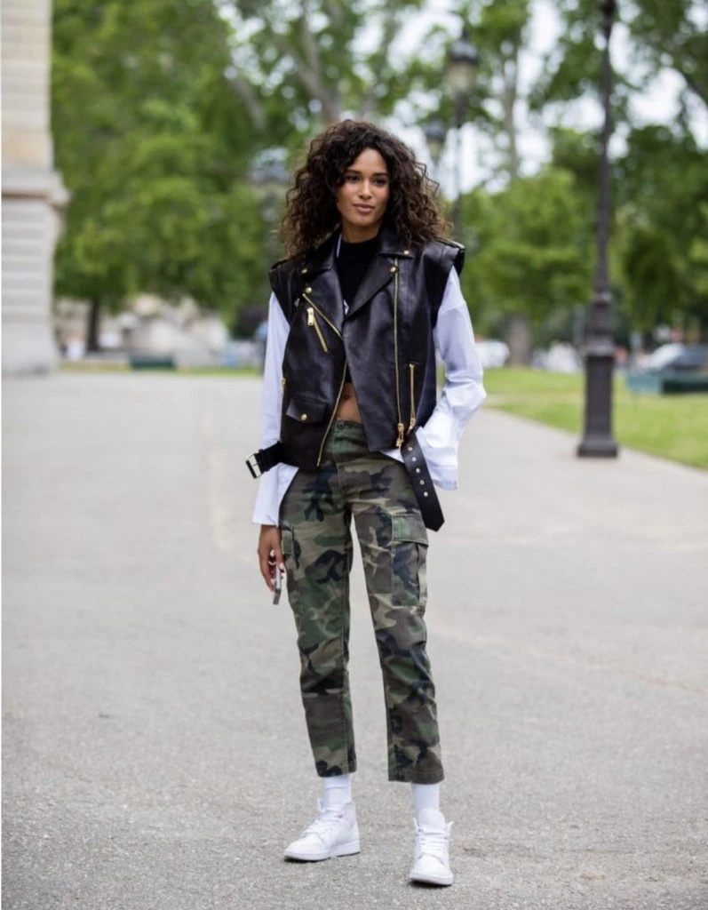 Un look muy trendy con pantalón camuflado. Foto: Pinterest.