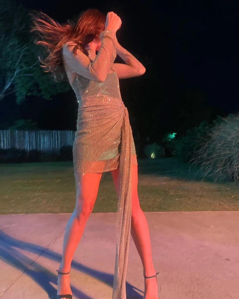 Paula Chaves eligió un look shiny para asistir a un evento beauty