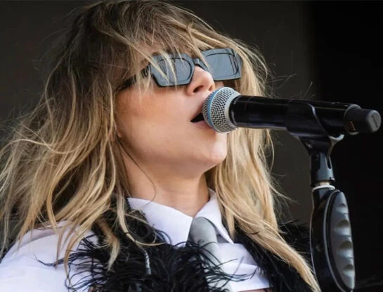 Suki Waterhouse apostó por la tendencia más canchera del momento para subirse al escenario de Lollapalooza  