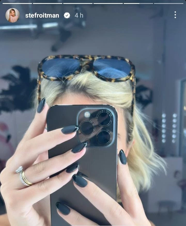 Stefi Roitman mostró sus uñas negras con efecto mate y brillante