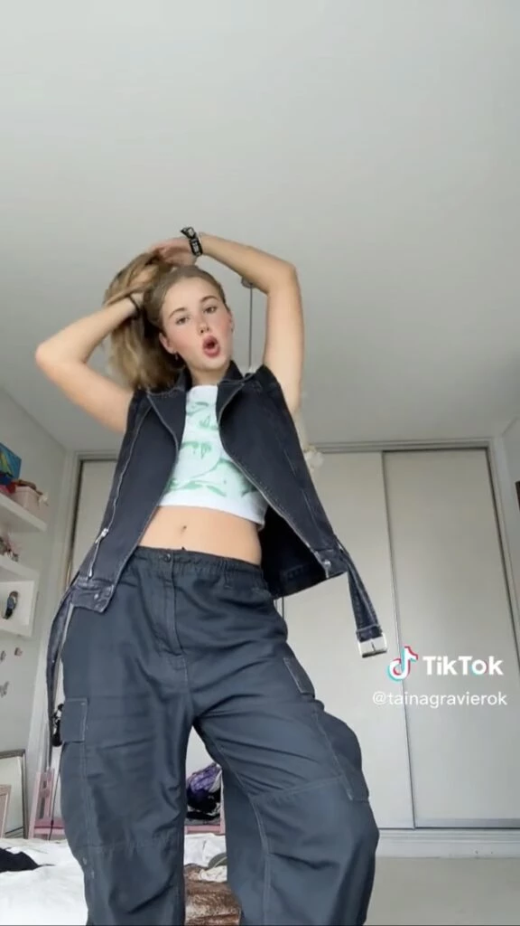 Taína Gravier con su look Y2K. Foto: TikTok.