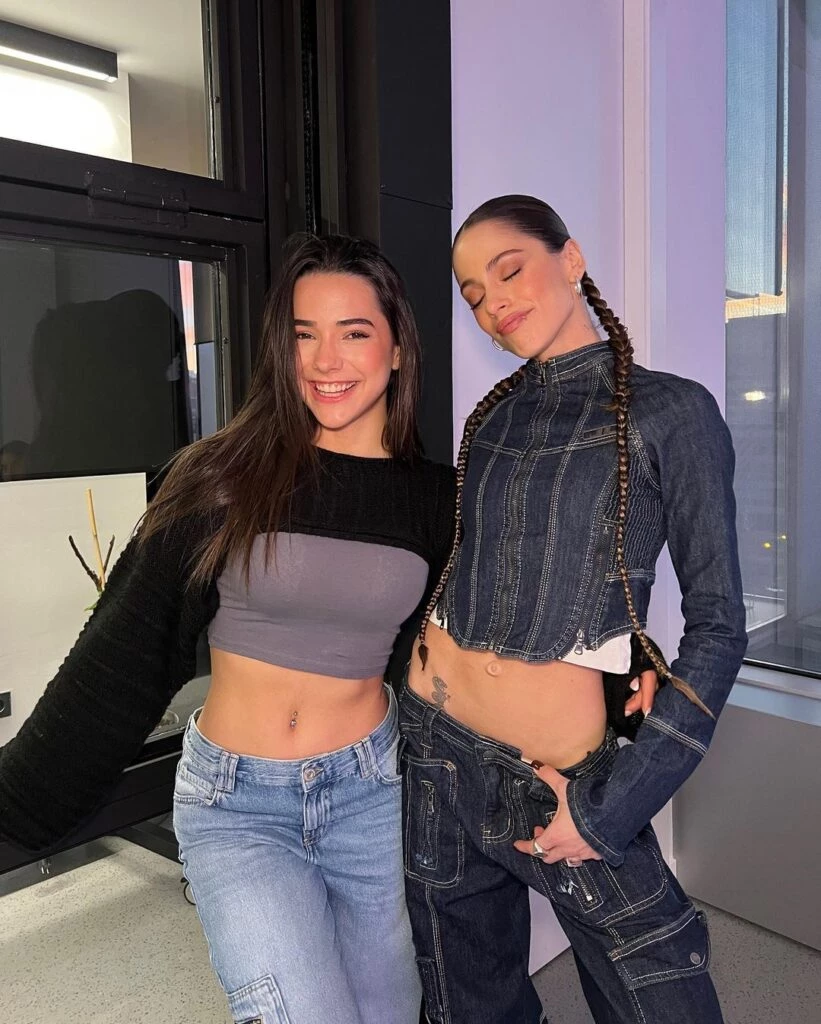 Tini Stoessel mostró su look total denim