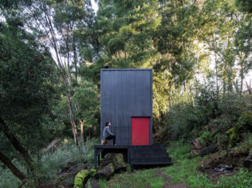 Un cálido refugio de 15 m2 que se integra con la naturaleza y sorprende con su materialidad