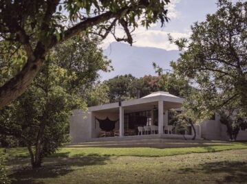 Una casa de campo que se mimetiza con su entorno natural y es ejemplo de arquitectura sensible