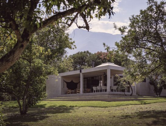 Una casa de campo que se mimetiza con su entorno natural y es ejemplo de arquitectura sensible