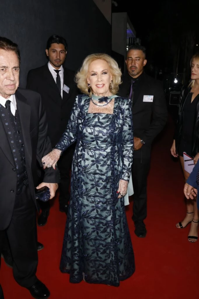 Mirtha Legrand con un elegante vestido azul noche bordado
Foto: Chris Beliera