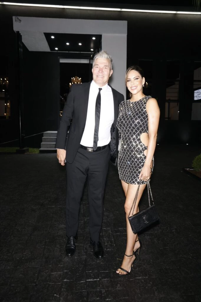 Fernando Burlando y Barby Franco con un vestido cut out corto plateado Foto: Chris Beliera