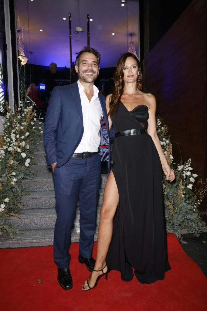 Peter Alfonso de traje y Paula Chaves con un elegante vestido negro con tajo Foto: Chris Beliera