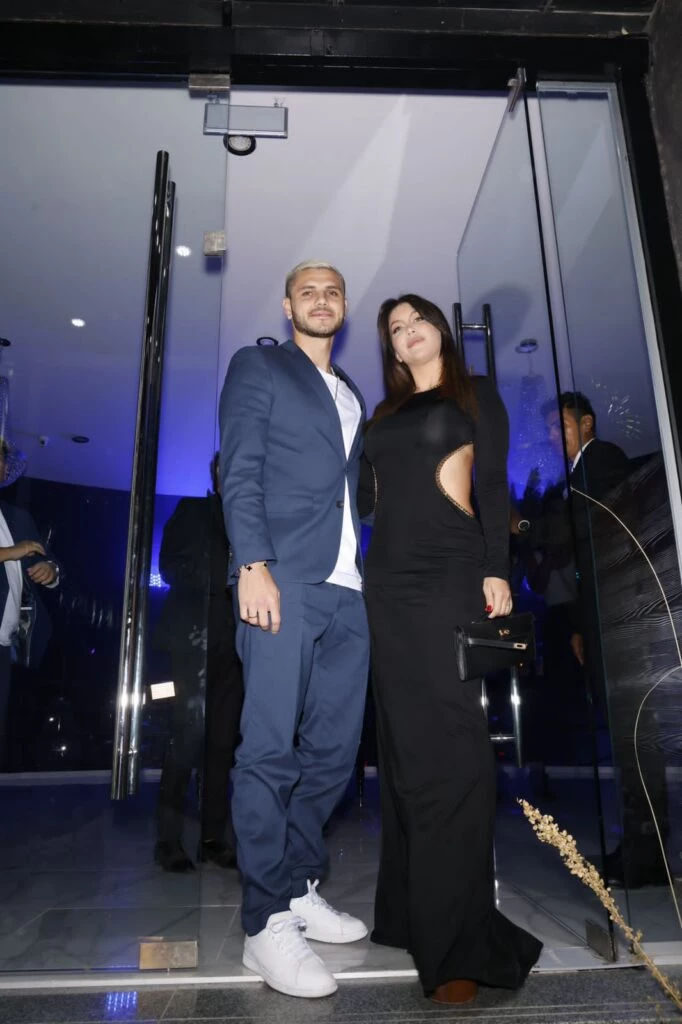 Wanda Nara lució un sensual vestido negro y llegó acompañada por Mauro Icardi, de traje azul, remera y zapatillas blancas Foto: Chris Beliera
