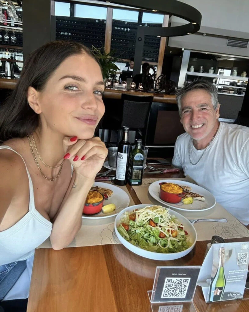 Zaira almorzando con su manager