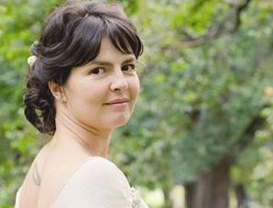 La triste historia de Caroline Lowell, la mujer activista por el parto domiciliario que murió dando a luz en su casa