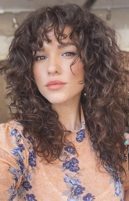 corte Wolf Cut pelo ondulado