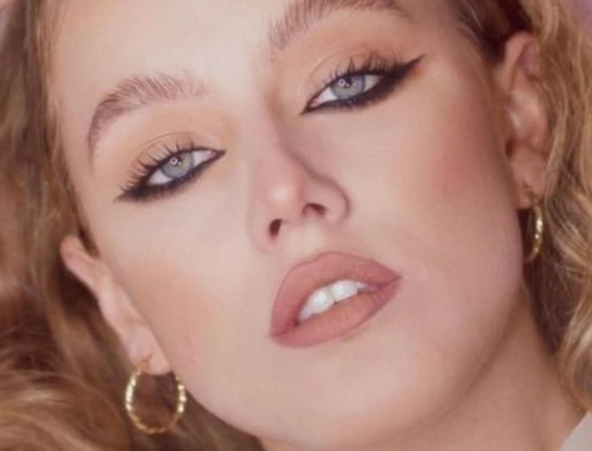 Qué es el 'reverse cat eye' que imponen Shakira y Valentino