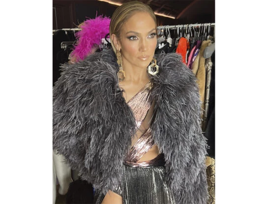 Jennifer Lopez brilló con un look metalizado en la fiesta que organizó para presentar sus zapatos
