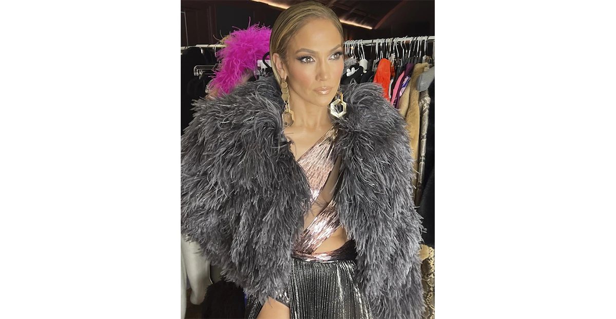 jennifer lopez look metalizado lanzamiento zapatos