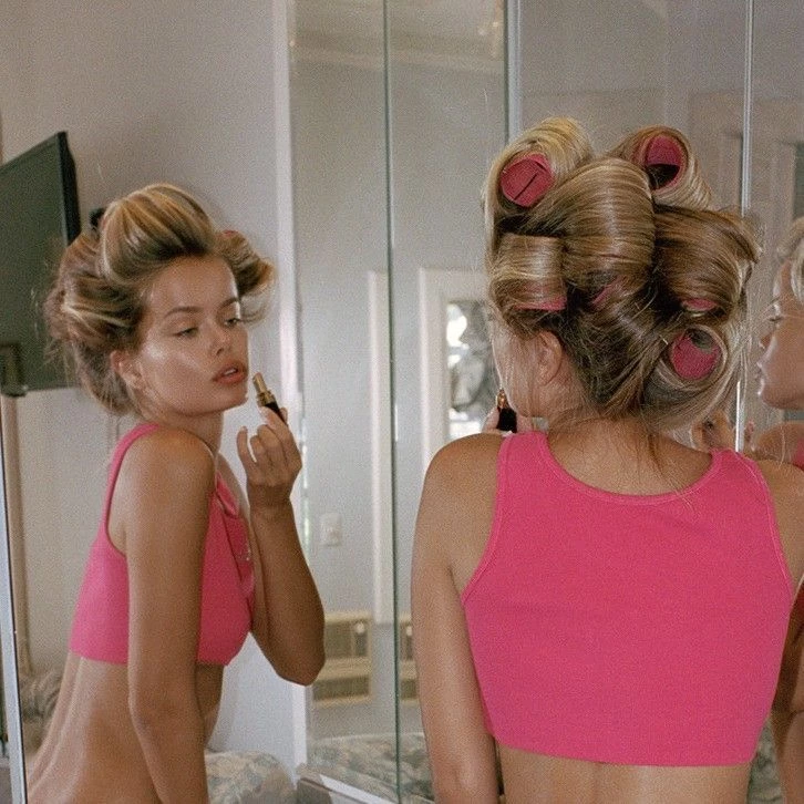 mujer con ruleros haciendo rulos sin calor