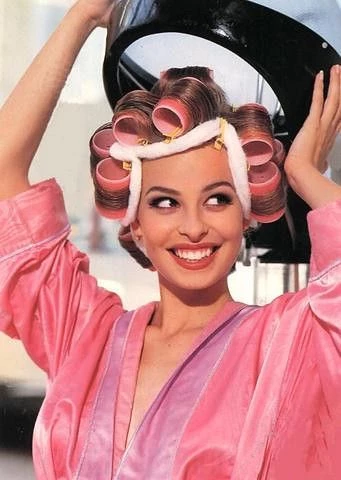 Es la manera más económica, eficaz y gentil con tu pelo de tener los rulos más armados o la melena con más volumen. Y no, no es ninguna novedad, sino un truco beauty con casi 80 años de antigüedad.