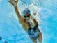 mujer nadando, prevencion de enfermedades como el glaucoma