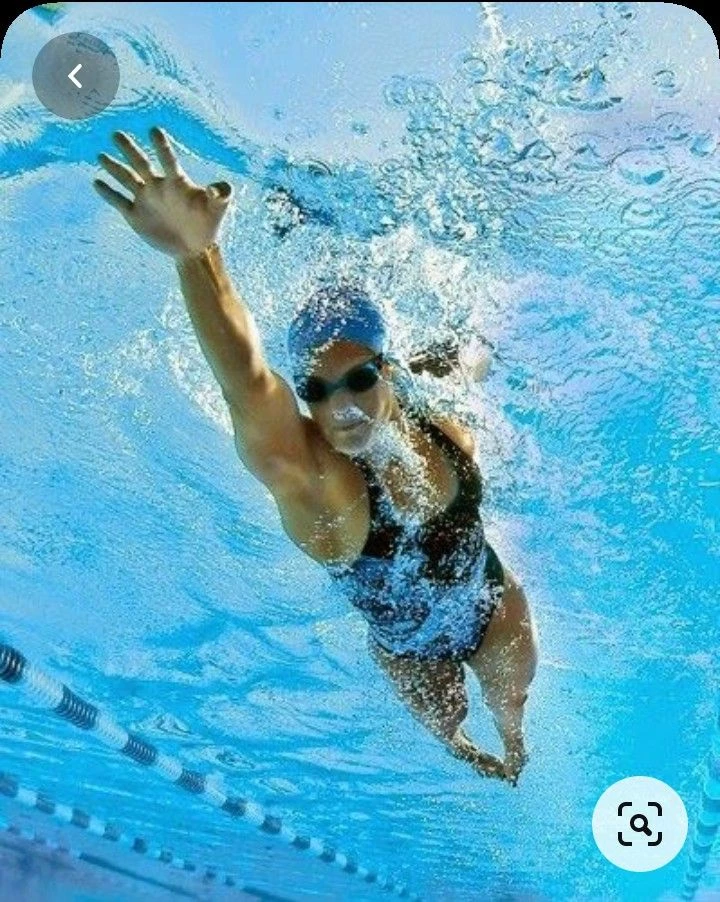 mujer nadando, prevencion de enfermedades como el glaucoma