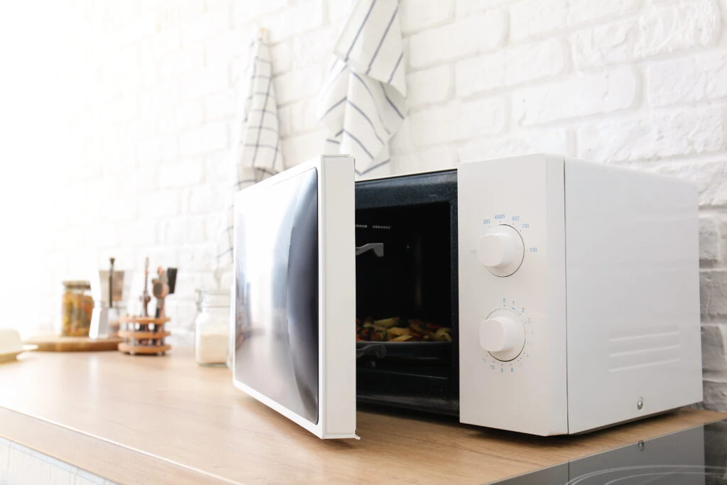 La guía definitiva para limpiar y eliminar los malos olores del microondas