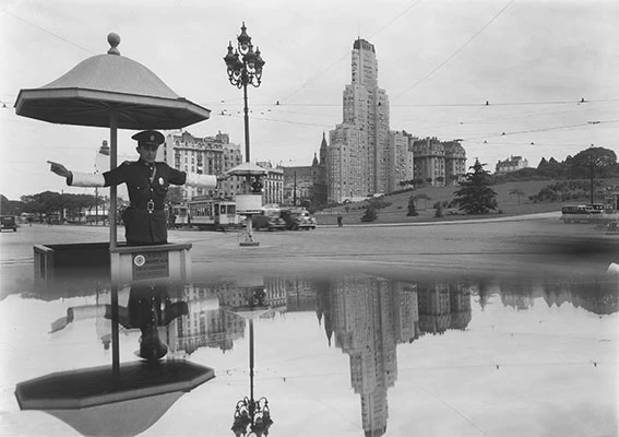 Garita y detrás el edificio Kavanagh, año 1936