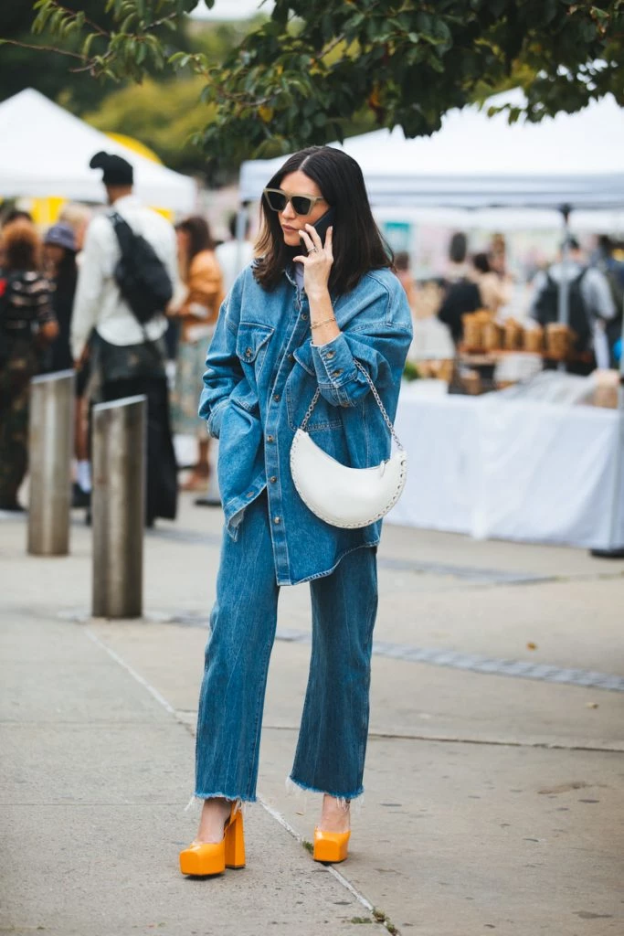 2023 toque de color en look con tonos neutros