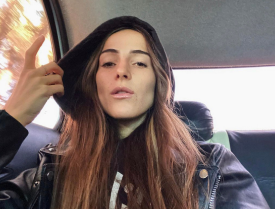 Alerta tendencia: sandalias fluffy, el modelo más controvertido por el que ya apostó Ámbar de Benedictis 