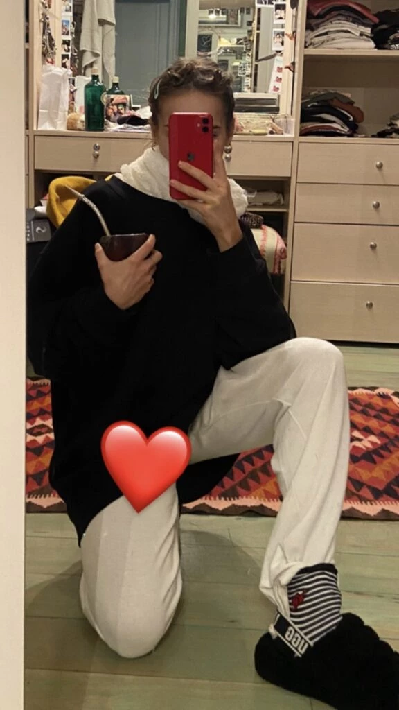 Ámbar y sus fluffy sandals. Foto: Instagram.