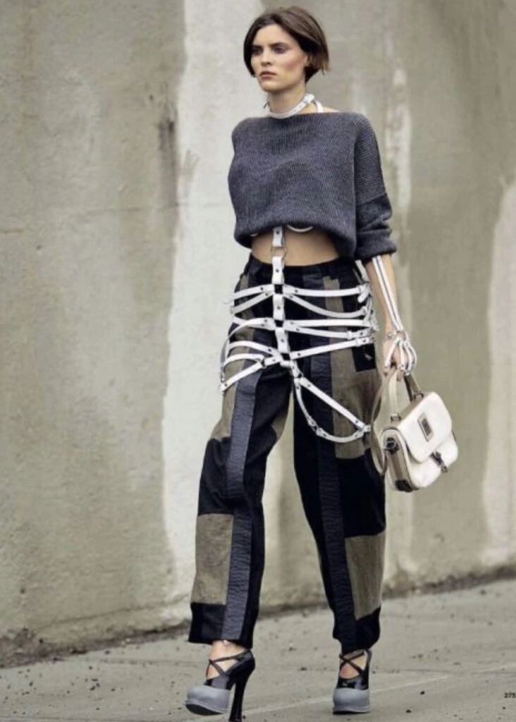 El arnés de cuero es el accesorio más sensual del otoño 2023. Foto: Pinterest.